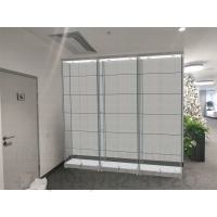 Высокая стеклянная витрина в офис для демонстрации кубков и наград