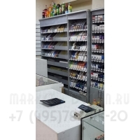 Шкаф диспенсер для сигарет с гравитационными полками у клиента в магазине