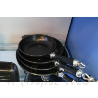 Фото стеллажа для магазина с рольставнями с стеклянными усиленными полками  