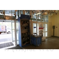 Фото использования пристенного торгового стеллажа с рольставнями