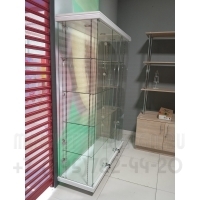 Стеклянная витрина с полками фото