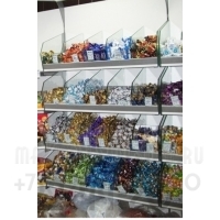 Фото торгового стеллажа с ячейками для продажи весовых конфет