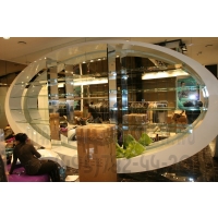 Торговый стеллаж овальной формы из окрашенного МДФ с зеркальными боковыми панелями