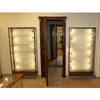 Настенные витрины из алюминиевого профиля 