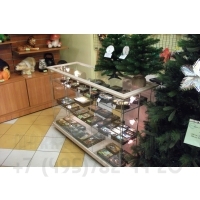 Низкая витрина для демонстрации подарков