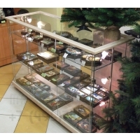 Низкая витрина для экспозиции сувениров 