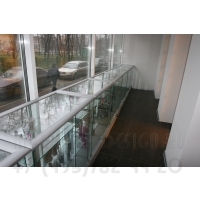 Низкие витрины с стеклянным верхом 