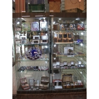 Стеклянные витрины бутика подарков и сувениров