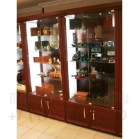 Витрина с подсветкой в боковых стойках