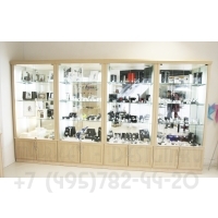 Витрина с встроенной подсветкой в боковых стенках