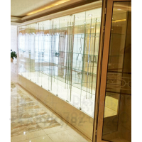 Витрина со стеклянными дверками для кубков и наград