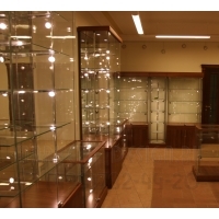 Высокие витрины для демонстрации коллекции 