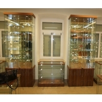 Высокие витрины для экспонирования коллекции 