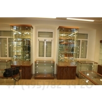 Высокие витрины для коллекции 